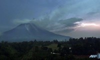 Ribuan penduduk Indonesia harus mengungsi  karena letusan gunung berapi 