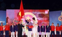 Upacara pemberangkatan kontingen olahraga Vietnam untuk menghadiri SEAGAMES-27