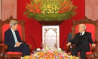 Sekjen KS PKV, Nguyen Phu Trong  menerima  Menlu AS, John Kerry