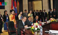Vietnam -Laos-Kamboja  mendorong pekerjaan Front.
