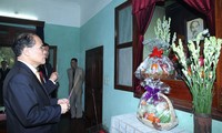 Ketua  MN Nguyen Sinh Hung  mempersembahkan  dupa  terhadap Presiden Ho Chi Minh