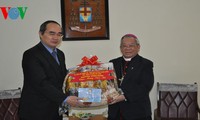 Ketua Front Tanah Air Vietnam mengunjungi dan mengucapkan selamat kepada Uskup Agung kota Hanoi