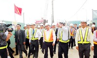 Deputi PM Vietnam, Nguyen Xuan Phuc  mengunjungi dan mengucapkan selamat  Hari Raya Tet di proyek jembatan  simpang tiga  Hue.