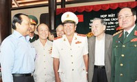 Pertemuan tradisional dengan para wakil yang adalah veteran aktivis revolusi  Sai Gon-Cho Lon-Gia Dinh