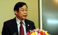 Menteri Nguyen Bac Son menghadiahkan  serentetan  film “Vietnam-Destinasi  dunia” di Inggeris.