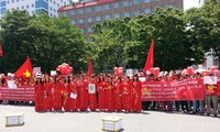 Komunitas orang Vietnam di luar negeri terus memprotes  penempatan anjungan pengeboran minyak Haiyang 981 secara tidak sah oleh Tiongkok di wilayah laut Vietnam