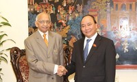 Deputi PM Nguyen Xuan Phuc menerima Jitendra Sharma, Ketua Kehormatan IADL.