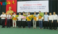 Kementerian Pendidikan dan Pelatihan Vietnam memuliakan pelajar yang  memperoleh  hadiah Olympiade  Informatika dan Bahasa Rusia.