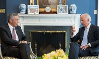 PM Singapura Liee Hsien Loong menyambut  kebijakan  kembalinya  Amerika Serikat ke Asia.