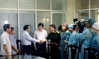 Presiden Truong Tan Sang  mengunjungi  para prajurit  yang menderita luka berat  dalam peristiwa  jatuhnya helikopter  Mi-171