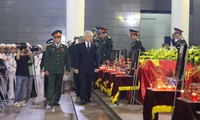 Upacara berziarah dan upacara pemakaman untuk 18 perwira dan prajurit di  kota Hanoi.