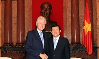 Mantan Presiden Bill Clinton menegaskan upaya  memberikan sumbangan pada hubungan Vietnam-Amerika Serikat.