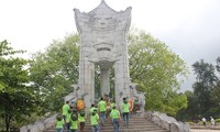 Mengunjungi Makam Pahlawan Nasional Truong Son pada hari-hari bulan Juli