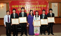 Lima pelajar Vietnam mencapai prestasi tinggi di Olympiade Fisika Internasional-2014