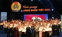 Presiden Vietnam, Truong Tan Sang menerima para pemimpin Serikat Buruh yang tipikal di basis.