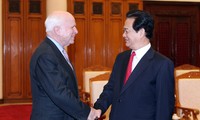 PM Vietnam, Nguyen Tan Dung menerima para senator AS.