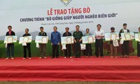 Presiden Vietnam,Truong Tan Sang menghadiri acara  pemberian  sapi bibit  kepada  kaum miskin