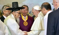 Paus Fransiskus berseru kepada dua bagian negeri Korea  supaya bersatu.