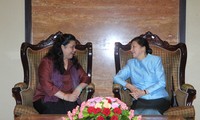 Wakil Ketua MN Vietnam, Tong Thi Phong melakukan kunjungan  kerhormatan kepada Ketua Parlemen Laos, Pany Zathotou.