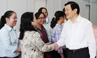 Presiden Vietnam Truong Tan Sang melakukan kontak dengan para pemilih kota Ho Chi Minh