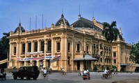 Gedung Teater Besar Hanoi-bangunan seni arsitektur  yang bersejarah