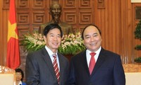 Deputi PM Nguyen Xuan Phuc  menerima  Walikota Vientiane-Laos