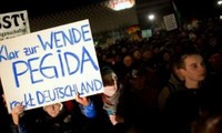 Demonstrasi  untuk menentang  aktivitas-aktivitas  PEGIDA di Jerman.