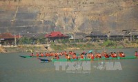 Pembukaan Festival  pertama  Perahu  di kotamadya Muong Lay