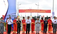 PM Nguyen Tan Dung menghadiri acara peresmian Jembatan Nam Can di provinsi Ca Mau.
