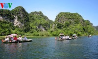 Gadis pengayuh sampan di zona eko-wisata Trang An - satu keindahan yang  mengherankan