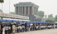 Kira-kira 25 000 orang  datang berziarah kepada Mousolium  Presiden Ho Chi Minh sehubungan dengan  Hari Raya Tet.