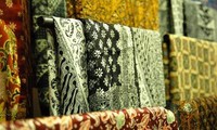 Seni mencelup kain Batik  tradisional dari Indonesia