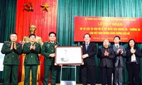 Markas Komando Tentara Perbatasan Vietnam menerima bahan dokumen peta  tentang dua kepulauan Hoang Sa dan Truong Sa.