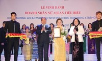 Memuliakan wirausaha wanita ASEAN yang tipikal.