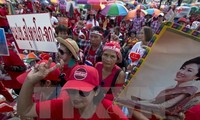 Thailand memenjarakan 15  anggota gerakan “Baju Merah”.