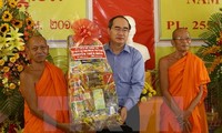 Ketua Pengurus Besar Front Tanah Air Vietnam, Nguyen Thien Nhan  mengucapkan selamat Hari Raya Tet tradisional  kepada warga Khmer