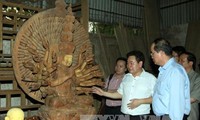 Ketua Pengurus Besar Front Tanah Air Vietnam, Nguyen Thien Nhan  melakukan survei di desa kerajinan artistik  Son Dong