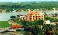 Pelabuhan dermaga Nha Rong-tempat dimana Presiden Ho Chi Minh berangkat mencari jalan untuk menyelamatkan Tanah Air