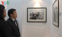 Presiden Vietnam, Truong Tan Sang mengunjungi pameran foto dari Kantor Berita AP