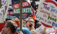 Pawai berskala besar  di Inggeris memprotes langkah-langkah ekonomi yang keras