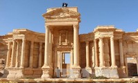 Tentara Suriah melakukan  baku hantam  dengan IS di peluaran kota kuno Palmyra.