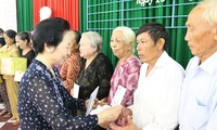 Wapres Vietnam, Nguyen Thi Doan mengunjungi dan memberikan bingkisan kepada  keluarga yang mendapat kebijakan prioritas di kabupaten pulau Phu Quoc, provinsi Kien Giang