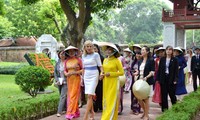 Istri Wapres Amerika Serikat, Jill Biden mengunjungi Kuil Sastra Van Mieu- Quoc Tu Giam - kota Hanoi