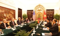 Deputi PM, Menlu Vietnam Pham Binh Minh mengadakan pembicaraan dengan Menlu AS, John Kerry.