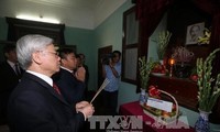 Sekjen KS PKV,Nguyen Phu Trong  membakar hio mengenangkan Presiden Ho Chi Minh