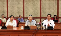 Polit Biro KS PKV memberikan pendapat terhadap persiapan Kongres Nasional ke-26Partai Komunis kota Hanoi 