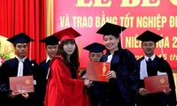 Izasah dengan predikat mahasiswa pandai yang pertama yang dicapai oleh mahasiswa Laos di Akademi Administrasi  Nasional  di Vietnam