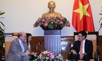 Deputi PM, Menlu Vietnam, Pham Binh Minh menerima Wakil Panglima Pertahanan Kerajaan Inggeris.