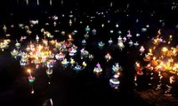Festival Melepas lampu Krathong yang berkilau-kilauan