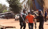 Mengumumkan foto dua orang yang dicurigai sebagai komplotan dalam penculikan sandra di Mali.